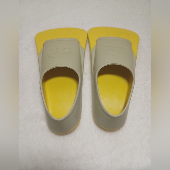 Flow Short Blade Unisex-Adult Swim Training Fins Size 7-9(40-42)  Yellow & Grey - Picture 1 of 4